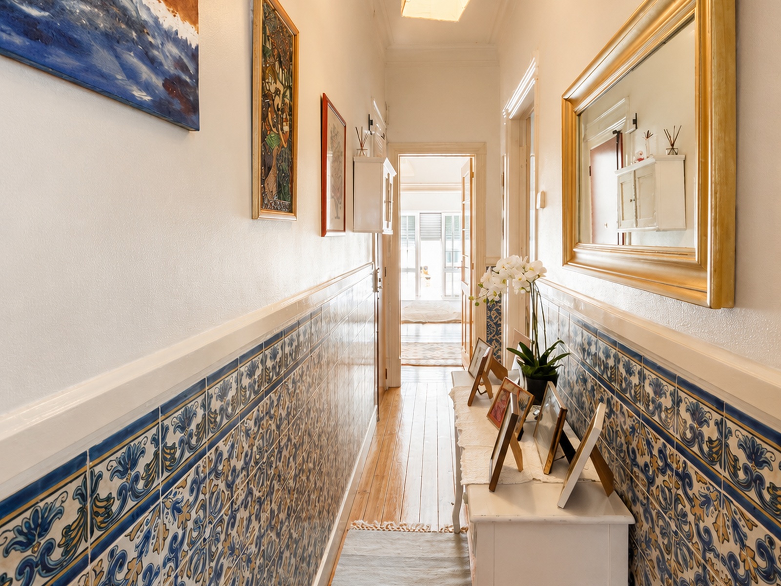 Corredor com azulejos