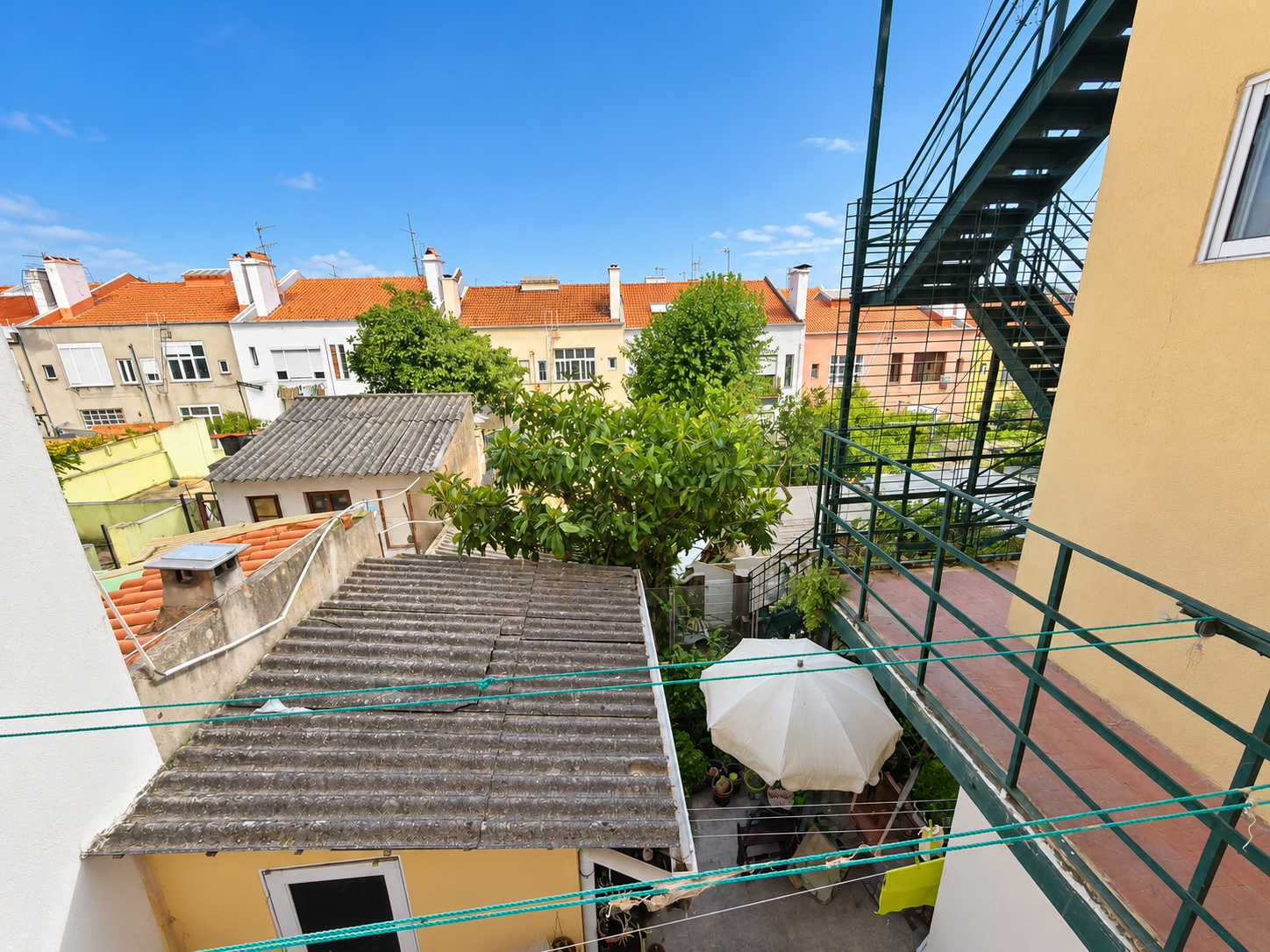 Vista para logradouro e envolvente urbana